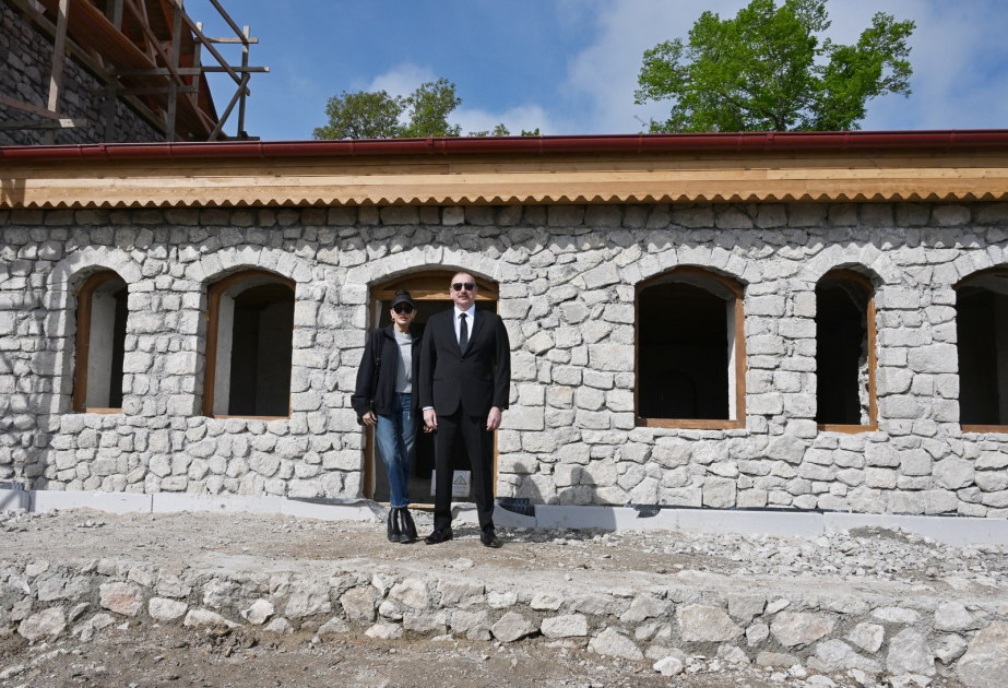 Präsident Ilham Aliyev und First Lady Mehriban Aliyeva machen sich mit Restaurierungsarbeiten am Uzeyir Hajibeyli-Hausmuseum in Schuscha vertraut AKTUALISIERT VIDEO